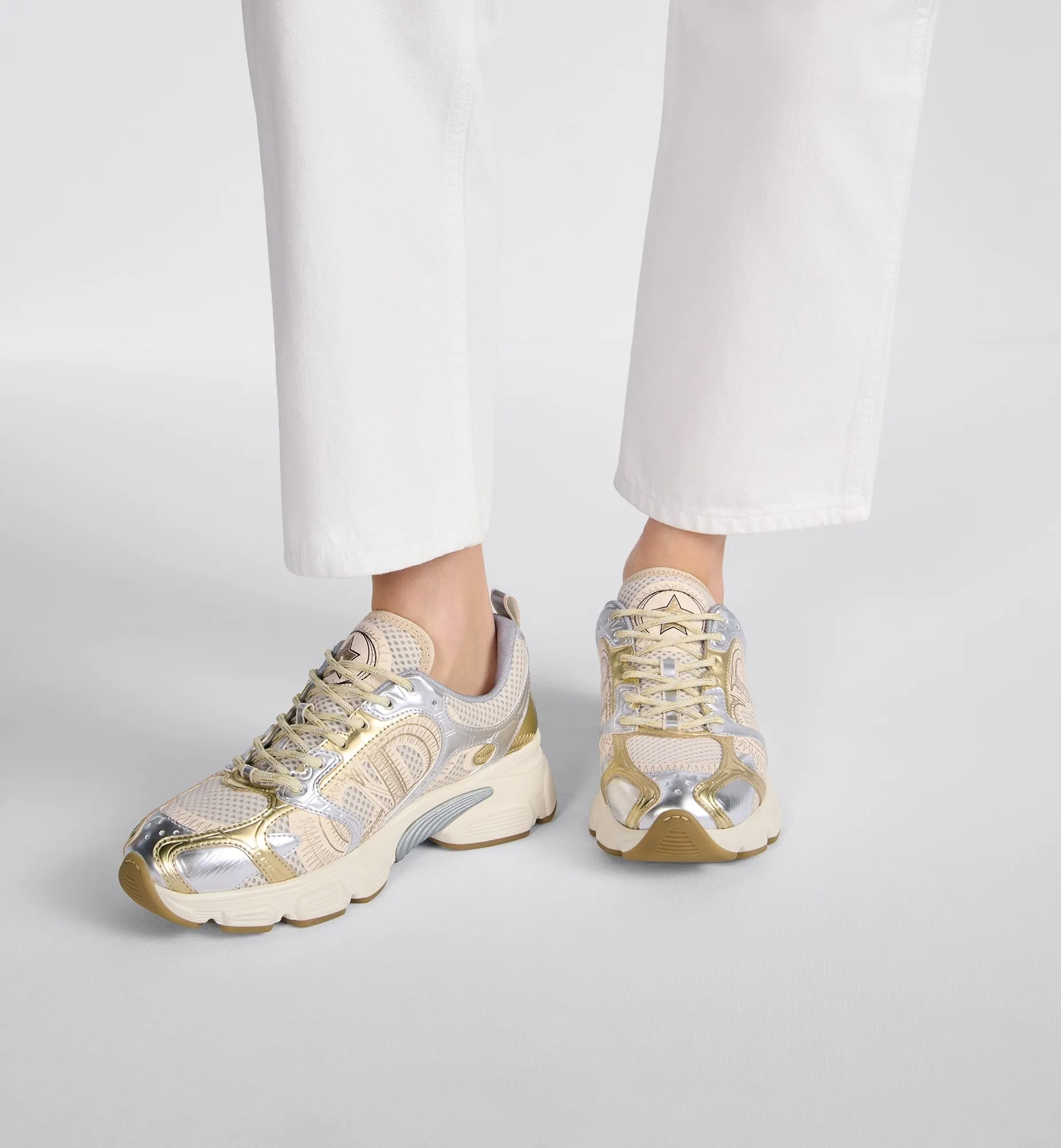 👟👟Ex-factory price 560👟👟 Dior Casual Sports Shoes Dad Shoes This new Dior Chrono sports shoe autumn ready-to-wear series reinterprets running shoes with Dior's high-end style. White and black mesh fabric with leather-effect panels, CD logo on the sides, star patch on the tongue and Dior logo on the heel, many details highlight the style. Using two-color laces, lightweight soles with star decoration, it can create a casual look all year round ▪️Size: 35-40